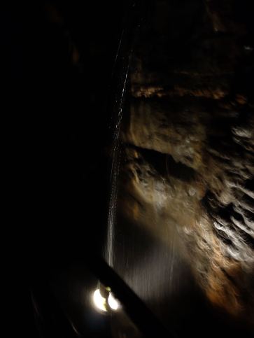 (Beleuchteter) Unterirdischer Wasserfall