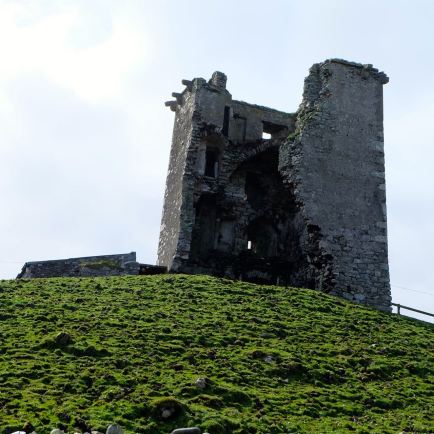 Eines der vielen irischen "castles", von denen man total enttäuscht ist, wenn man sie sieht. Das ist eine Ruine, kein castle!